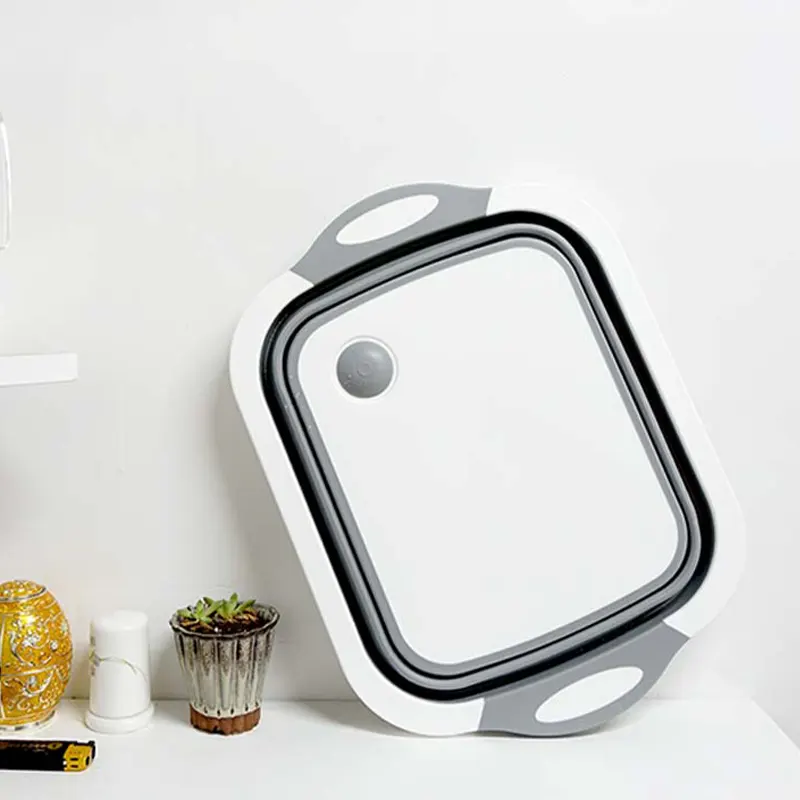 Складная разделочная доска стоит у стенки