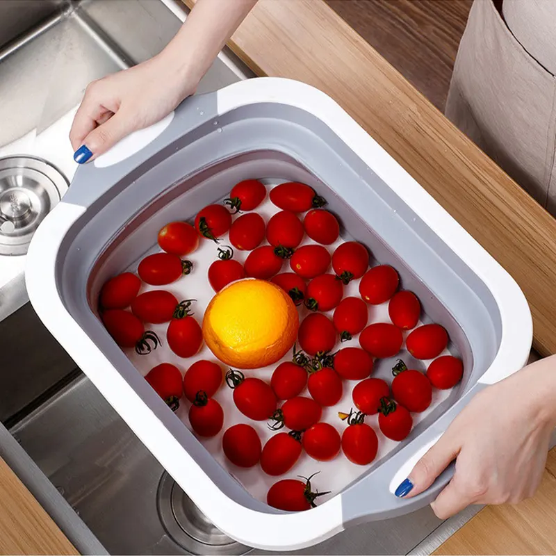 Складной дуршлаг наполенный водой и овощами
