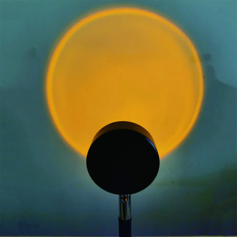 Вечернее солнце на стене с помощью лампы проектора