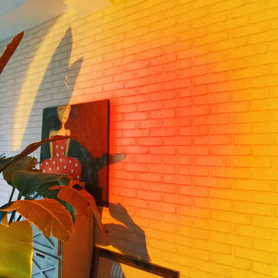 Проекция заката на стене