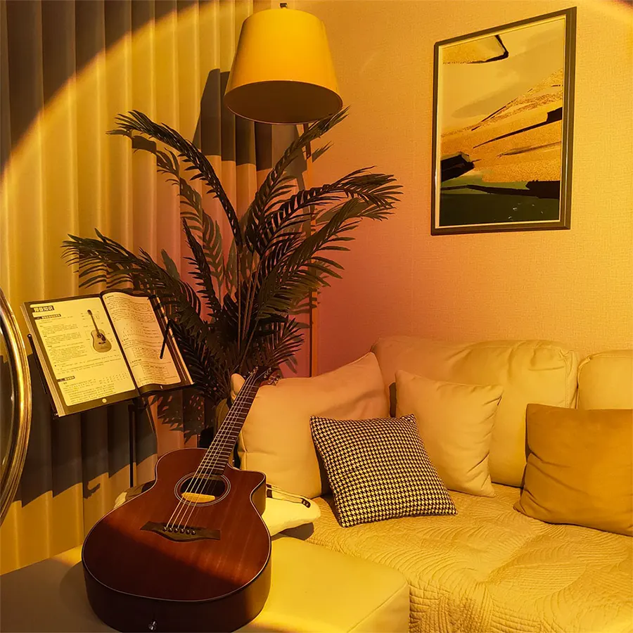 Комната в цвете заката