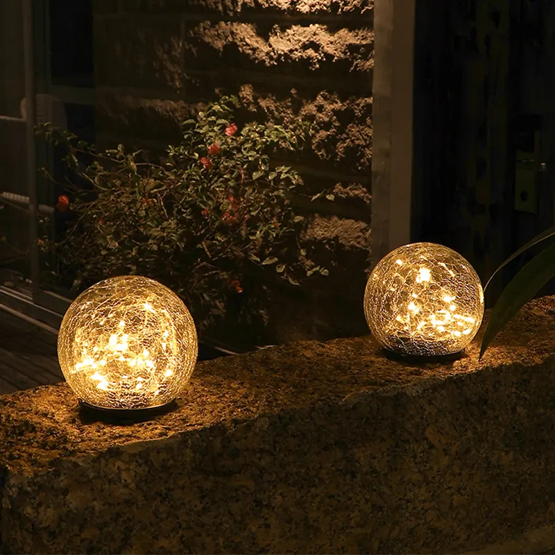 Два садовых фонаря-шаря светят ночью
