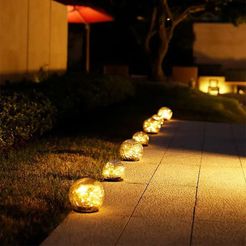 Красивое тёплое свечение садовых шаров ночью