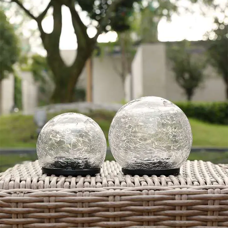 Два шара-фонаря на солнечных батареях днём