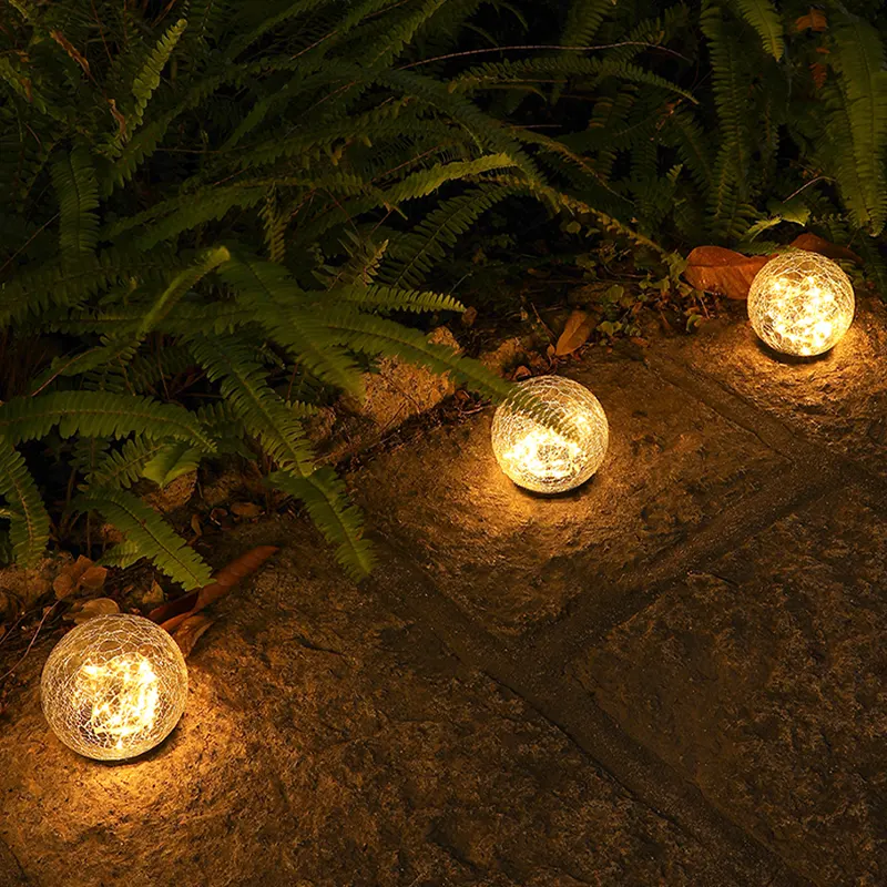 Три садовых фонаря на плите