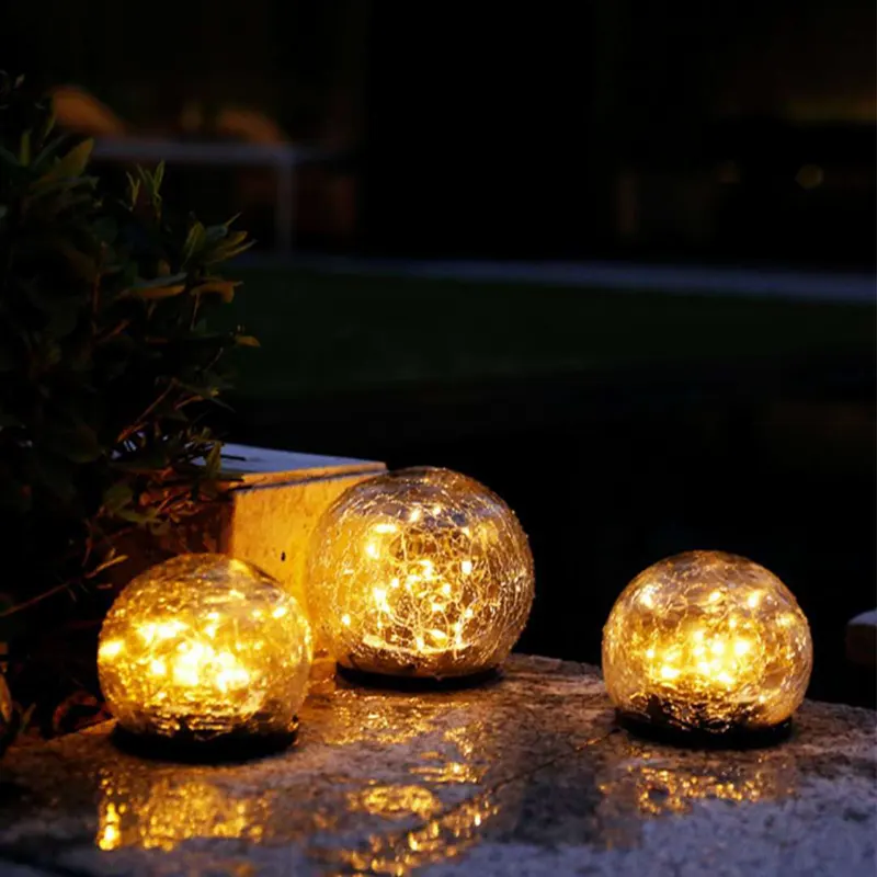 Тёплый свет от шаров-светильников ночью