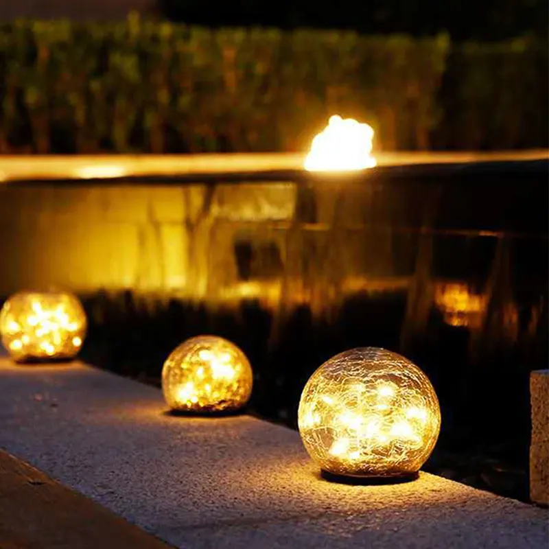 Ночные светильники на солнечных батареях рядом с бассейном