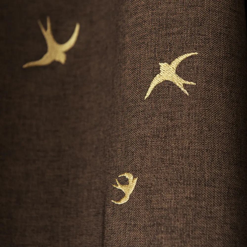 Вышивка на шоколадных шторах Прайм