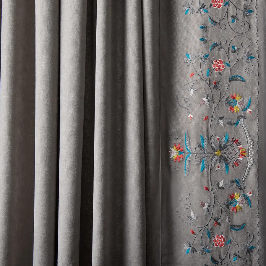 Вышивка на серых шторах Лея в виде цветов