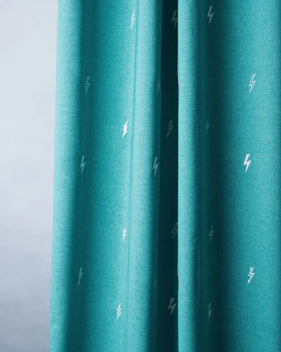 Принт на бирюзовых шторах Флэш