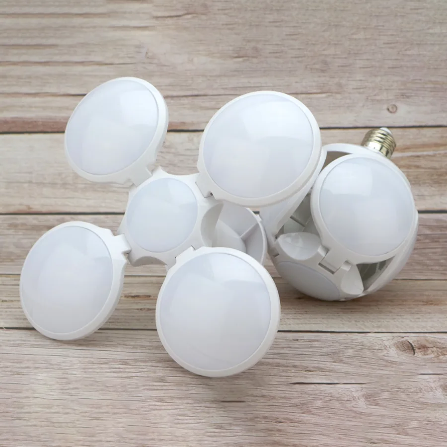 Сложенная и разложенная лампа на деревянном фоне