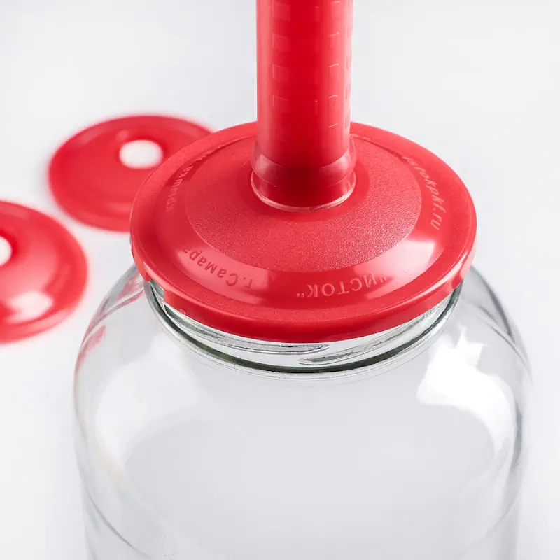 Закупоривание стеклянной баннки вакуумной крышкой и откачка воздуха насосом