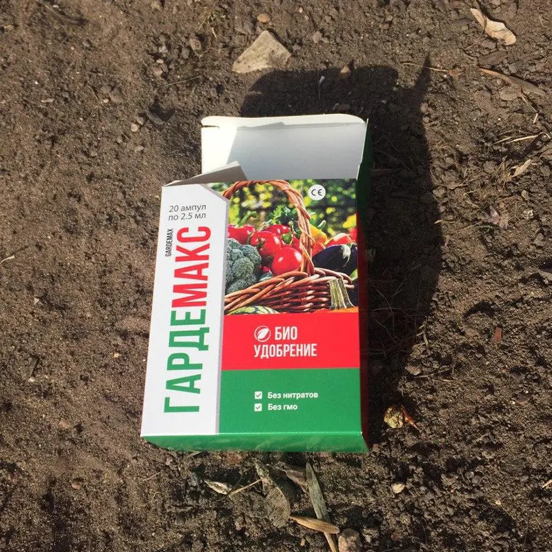 Картонная упаковка удобрения гардемакс лежит на земле