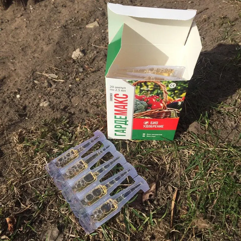 Капсулы в блистере и открытая упаковка на земле удобрения Гардемакс