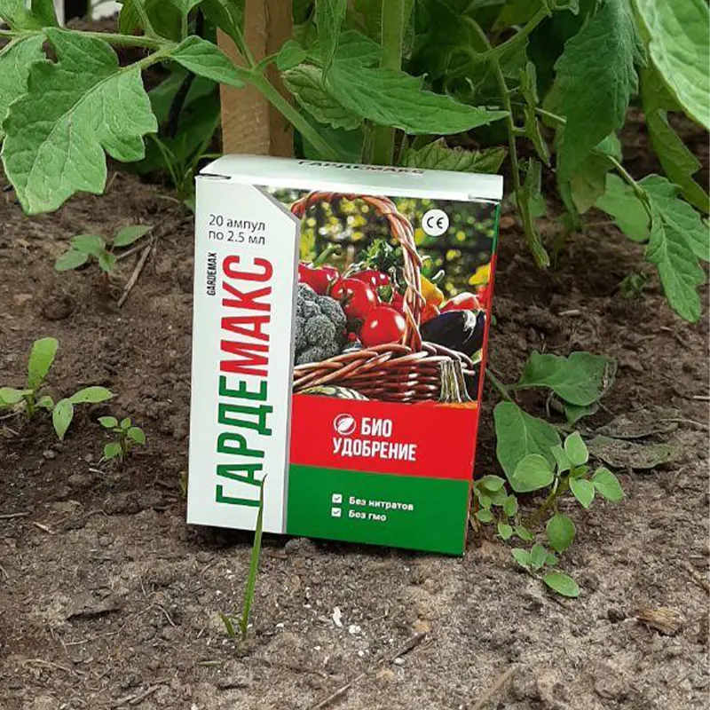 Упаковка удобрения Гардемакс стоит на огороде