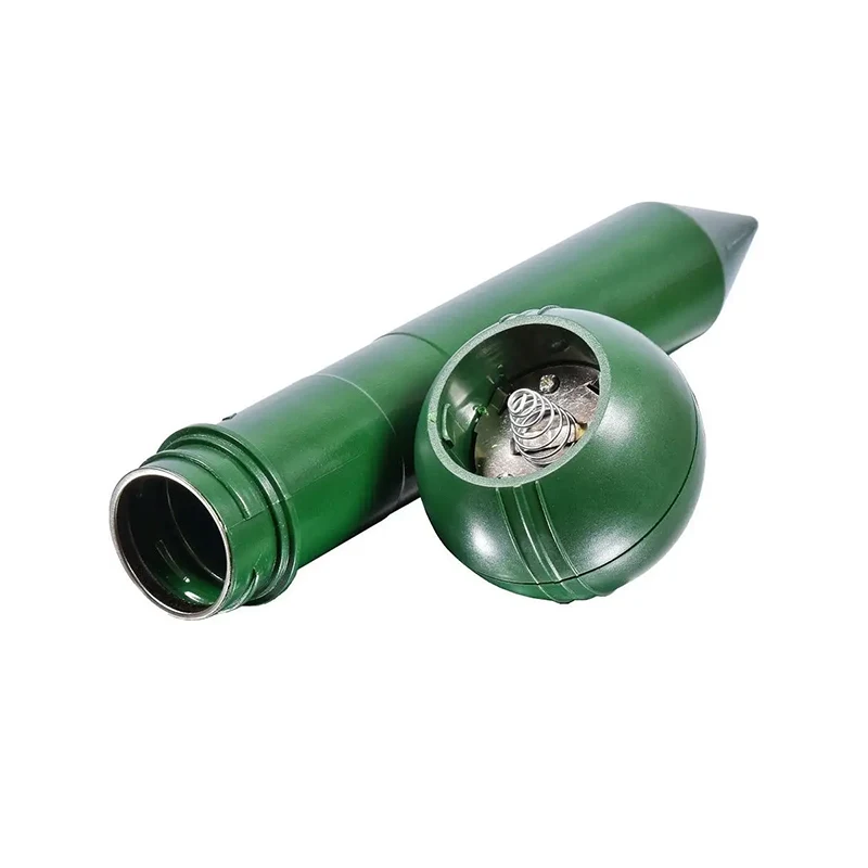 открученный набалдашник отпугивателя кротов