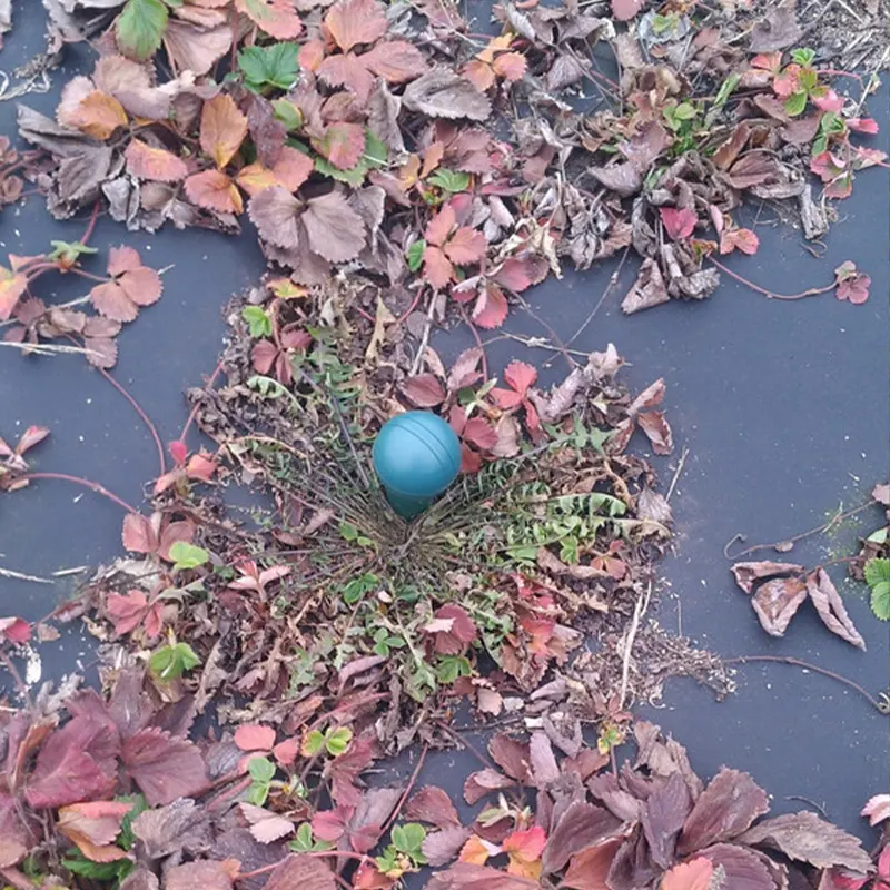 Отпугиватель кротов Help воткнут в землю