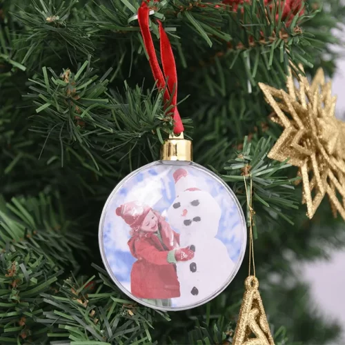 Новогодний шар с фото ребёнка внутри висит на ёлке