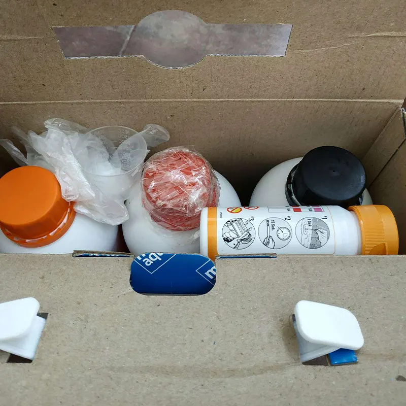 Набор флаконов со средствами для тестирования, очистки и дезинфекции воды в бассейне