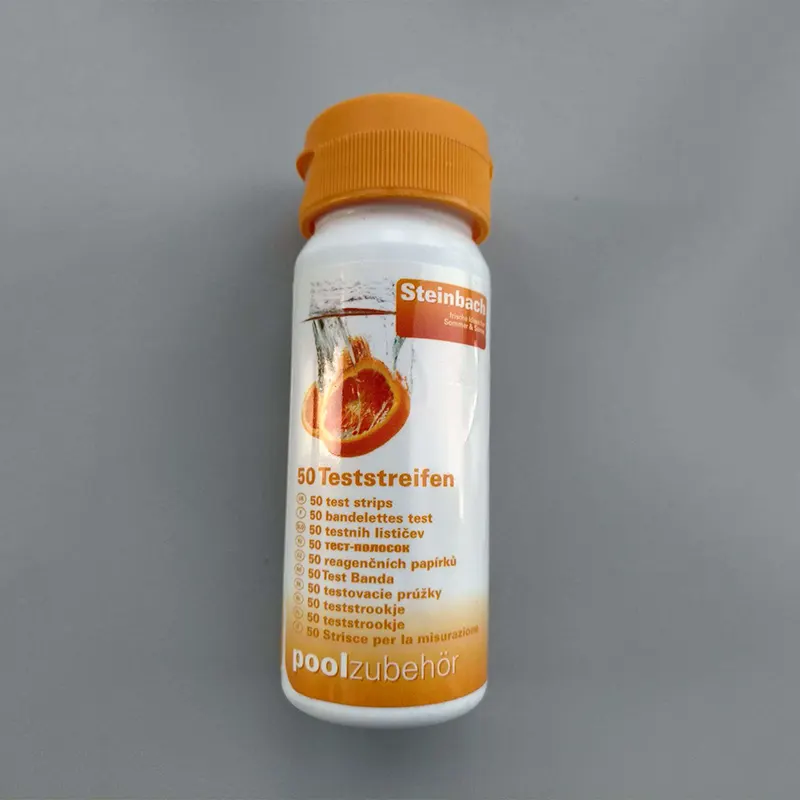 Флакон с тестером воды в бассейне