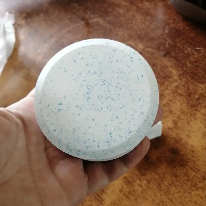 Таблетка хлора в руке