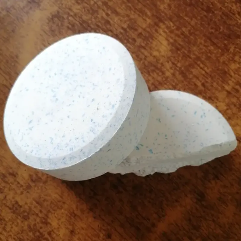 Целая таблетка хлора для бассейнов и половинка таблетки