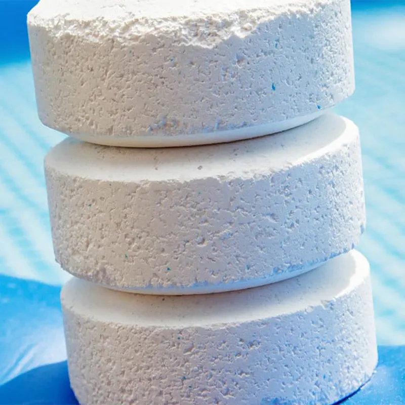 Три таблетки хлора в таблетках лежат друг на друге