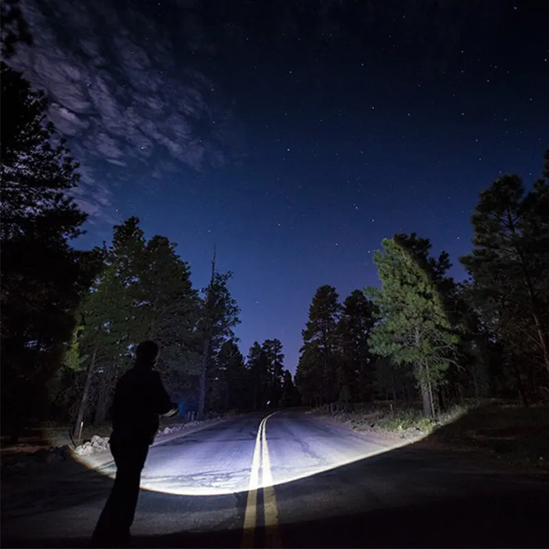 Свет от фонарика Атомный луч на ночной дороге