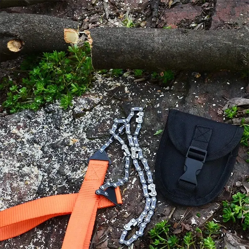 Туристическая карманная пила на природе