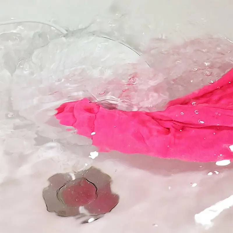 Водоворот созданный ультразвуковой стиральной машинкой Turbine Wash и розовая одежда в стирке