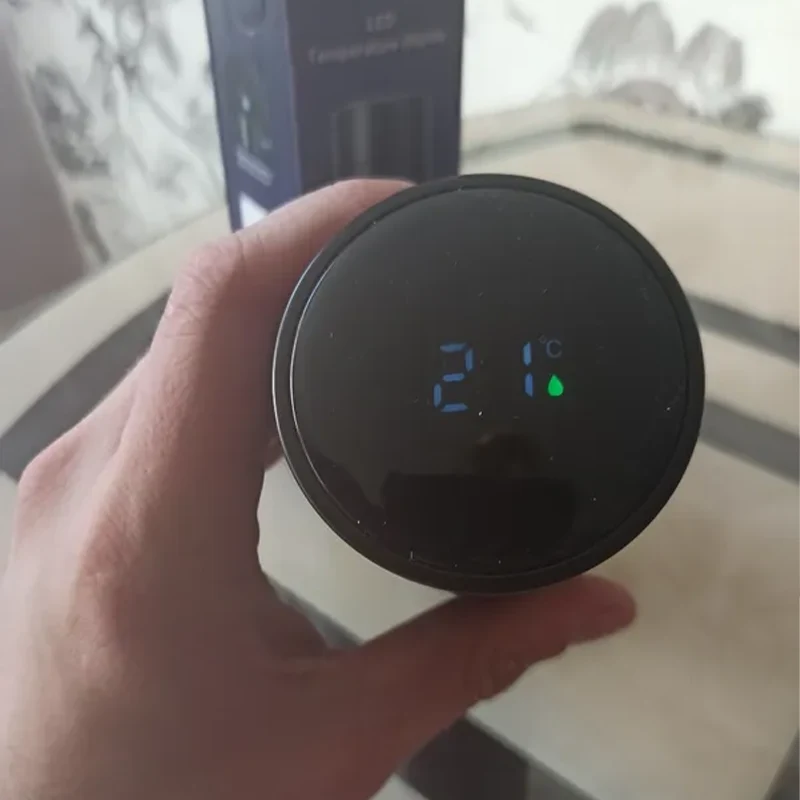 Крышка с температурой 21 градус на ней от умного термоса
