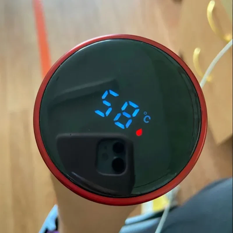 Красная крышка умного термоса показывает температуру 58 градусов по Цельсью