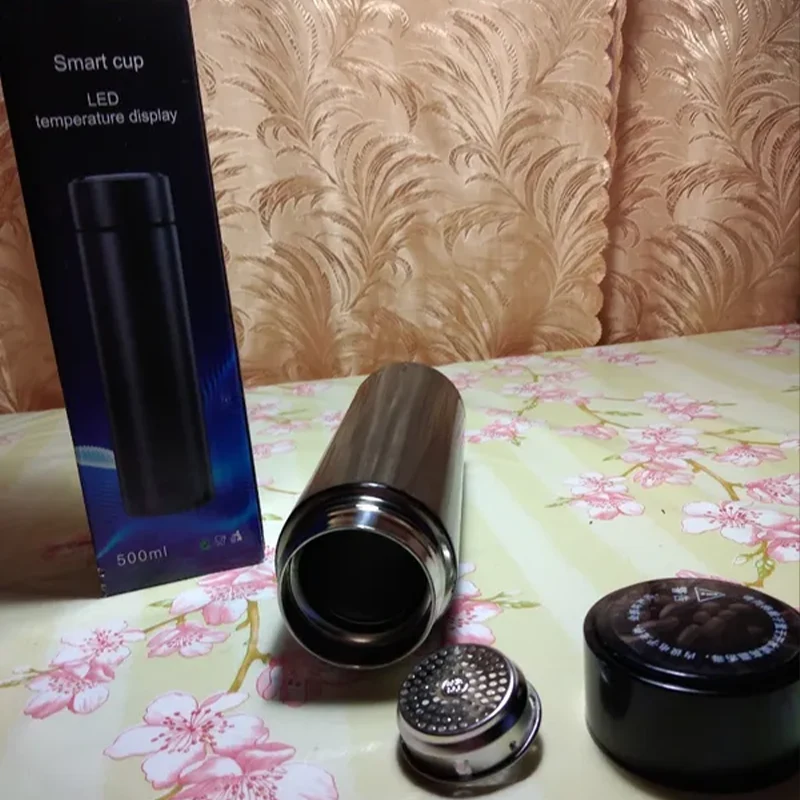 Упаковка и разобранный термос SmartCup на столе