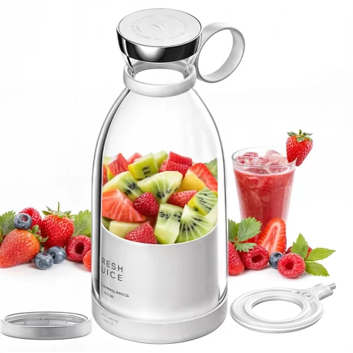 Прозрачный блендер с ассорти нарезанных фруктов внутри: клубника, киви, арбуз и ягоды, рядом стакан со свежевыжатым красным соком и льдом, окружённый свежими ягодами. На блендере надпись 'FRESH JUICE'.