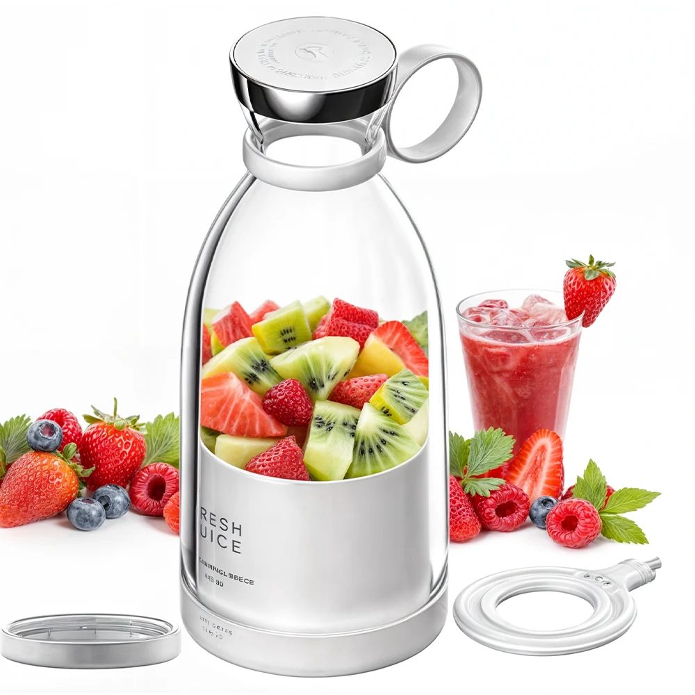 Прозрачный блендер с ассорти нарезанных фруктов внутри: клубника, киви, арбуз и ягоды, рядом стакан со свежевыжатым красным соком и льдом, окружённый свежими ягодами. На блендере надпись 'FRESH JUICE'.