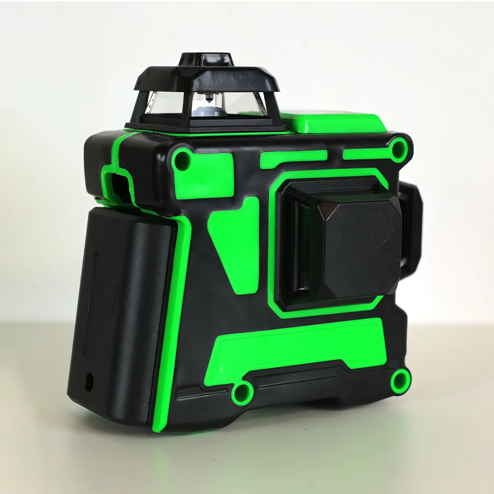 360-градусный лазерный нивелир с яркими зелеными элементами на черном корпусе