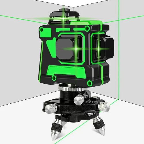 Лазерный нивелир стоит на штативе и проецирует зелёные полосы на стены