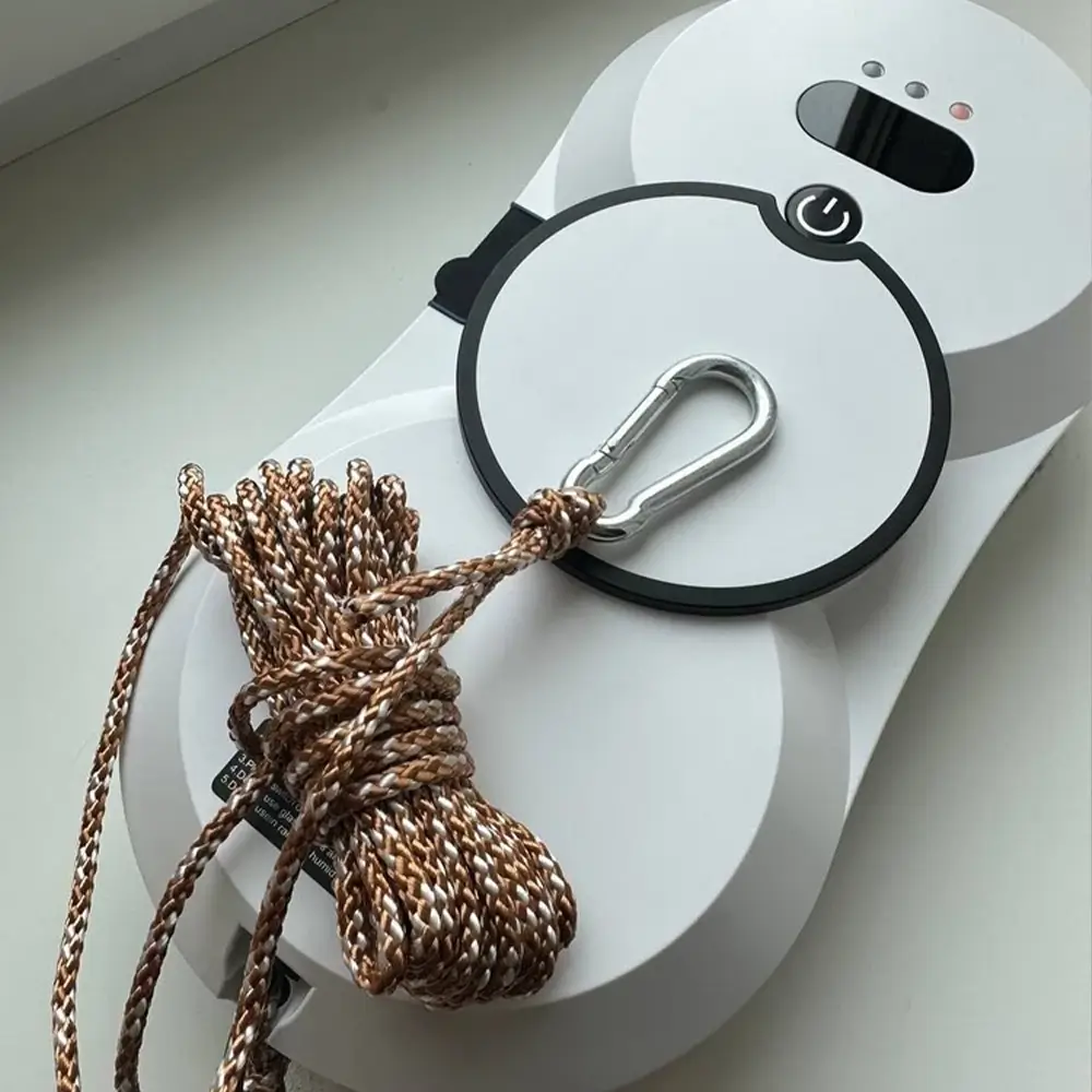 Робот-мойщик лежит на подоконнике вместе со страховочным шнуром