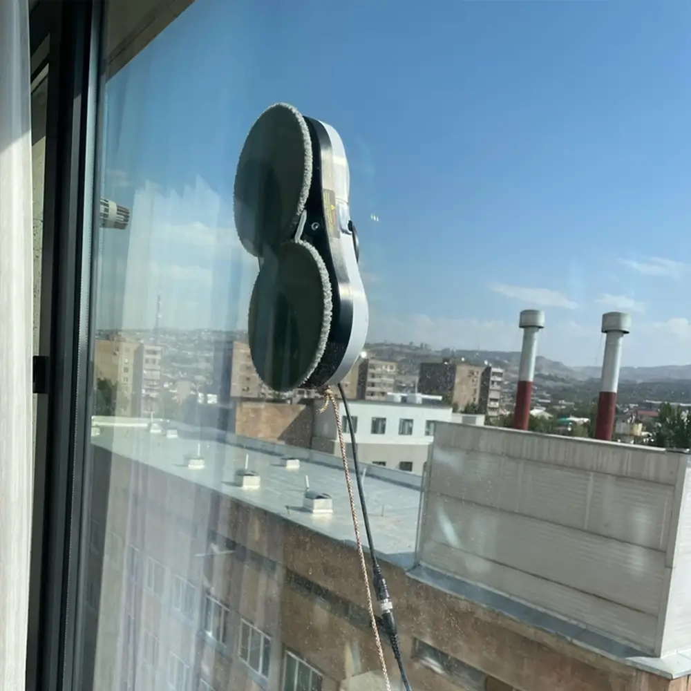 Робот-мойщик моет окно на высоте